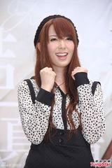 组图：波多野结衣翘腿卖萌引宅男疯狂捧场