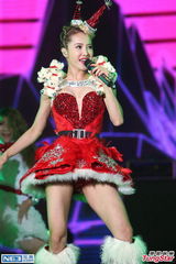 组图：蔡依林圣诞爆乳装抢镜 又唱又跳秀美腿