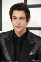 组图：清新小子奥斯汀-玛宏穿黑色西装帅气现身