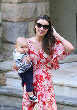 高清图：辣妈米兰达-可儿抱儿子现身 彩裙飘逸 