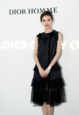 组图：景甜黑纱连衣裙现身活动显优雅