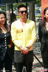 组图：钟嘉欣发生车祸 田蕊妮笑杜汶泽非巨雕