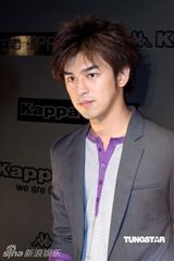 幻灯图：陈柏霖表演舞台剧 为某品牌宣传“减生活”