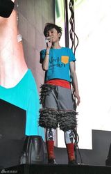 组图：苏打绿上海开唱 青峰模仿侧卧姐