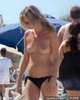 组图：凯特-莫斯全裸为老公按摩 晒日光浴玉珠微颤