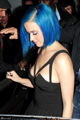 高清图：凯蒂-佩里现身伦敦 蓝发抢眼礼服别致