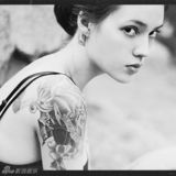 组图：俄罗斯个性美女纹身摄影师性感写真