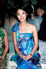 幻灯图集：桂纶镁斜肩裙美艳 蔡健雅宝蓝装优雅