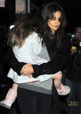 组图：阿汤哥全家外出就餐被拍 苏瑞全程埋头不露面