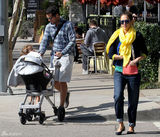 高清组图：杰西卡-阿尔芭一家四口外出其乐融融