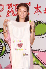 组图：邓丽欣出席活动粉色长裙显娇俏