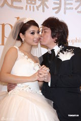 组图：康康结婚将请百桌 蜜月力拼兔宝宝