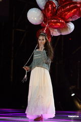 组图：昆凌时尚盛典走秀 Bigbang压轴助阵