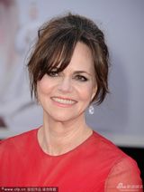 组图：最佳女配角候选人莎莉-菲尔德红纱裙大气