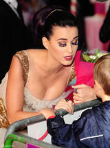 组图：凯蒂-佩里红蓝白假睫毛闪耀英国首映