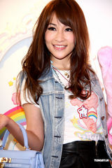 组图：萧亚轩短裙性感亮相 承认桃花旺追求者多