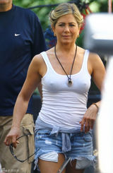 组图：安妮斯顿背心短裤现身 不穿内衣凸点