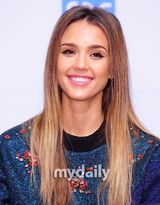 组图：杰西卡-阿尔芭韩国站台显甜美亲和