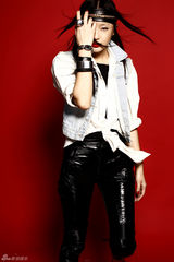 高清图：秦岚最新大片展型女风范 挑战摇滚造型