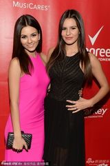 组图：维多利亚-嘉丝蒂粉裙艳丽 转身秀裸背