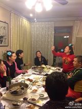 组图：李琳哪吒头戴花过新年 李大双教体操健身