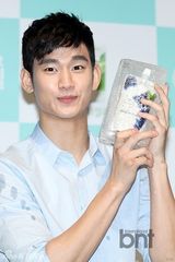 组图：金秀贤帅气亮相见面会 庆新片大卖