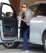 高清组图：惠特莉街拍LOOK灰色外套搭配牛仔裤