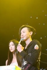 组图：黄义达首度试水校园不插电 坦言压力大