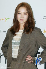 组图：孔孝真CL等助阵时装周 李秀赫亮相T台