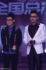 组图：李炜夺2010快男总冠军 刘心武艺分摘亚季军