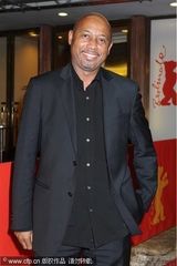 幻灯图：电影《洛克热带》首映 女主角黑白装靓丽