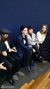 组图：王菲亮相巴黎时装秀 粉丝围观气场足