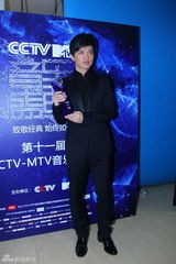 组图：音乐盛典后台群星秀奖杯