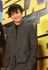 组图：何韵诗西装帅气亮相 复古裙裤英伦范儿