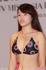 组图：亚姐泳装火辣秀胸 怪咖多女版王祖蓝现身