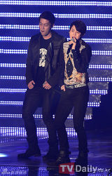 组图：韩团BEAST劲舞表演 4minute性感惹火