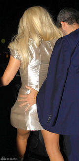 组图：Gaga爆乳银裙性感亮相 上围激增