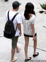 组图：陈冠希陪女友逛自家店 生意萧条神色憔悴