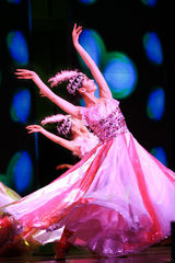 高清组图：歌舞《阳光路上》剧照