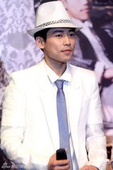 幻灯：苏醒推出新专辑 师兄王力宏录VCR祝福