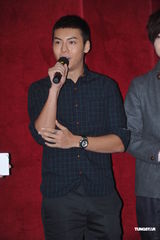 组图：英皇众星出席毕业礼 阿sa陈伟霆情侣档现身 