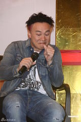 组图：陈奕迅巡演开庆功宴 否认婚变称家庭幸福