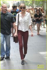 组图：泰勒-斯威夫特白衬衫现身街头 标志红唇抢眼