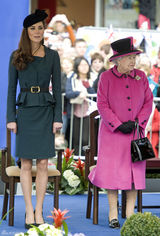 高清图：英国王妃凯特和伊丽莎白女王现身大学