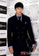 组图：SJ崔始源少时Jessica等出席时尚派对