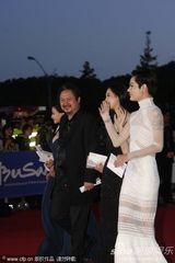 组图：张元李昕芸等携《有种》剧组亮相釜山红毯