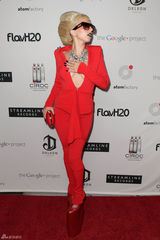 高清组图：Lady Gaga红装亮相真空上阵秀乳沟