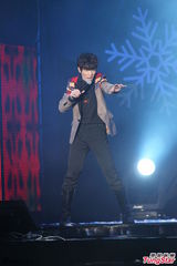 组图：萧敬腾炎亚纶亮相圣诞演唱会high翻全场