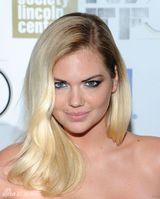 组图：超模阿普顿低胸晚装丰胸诱人