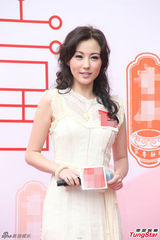 组图：刘心悠情人节甜美亮相 小男孩现场献吻